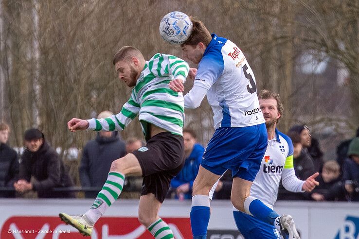 In beeld: Weinig vuurwerk op veld bij stadsderby in Zwolle-Zuid, degradatiespook plaagt ZAC - Foto: Hans Smit