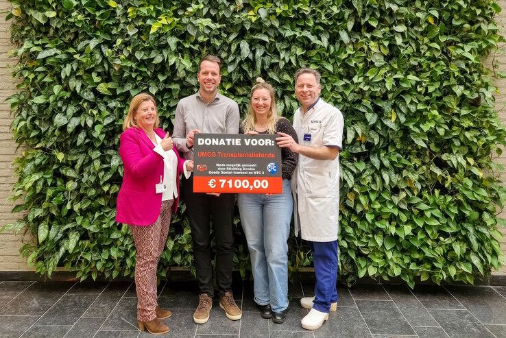 Bestuursleden van UMCG Transplantatiefonds en ZGDT-organisator Stefan Meijerink met de cheque. - Foto: Zwolse Goede Doelen Toernooi