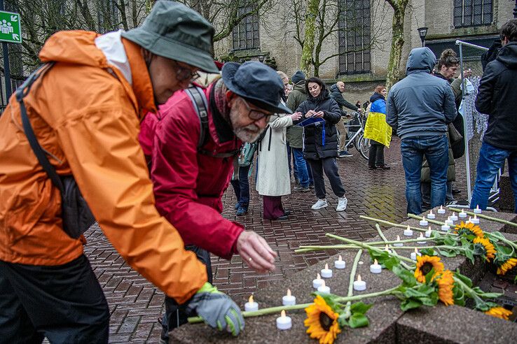 In beeld: Zwolle herdenkt drie jaar oorlog in Oekraïne met stille tocht - Foto: Obbe Bakker