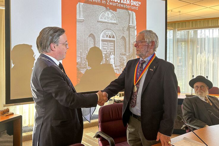 Barend Vinke is onderscheiden met de erepenning van Zwartewaterland. - Foto: Gemeente Zwartewaterland