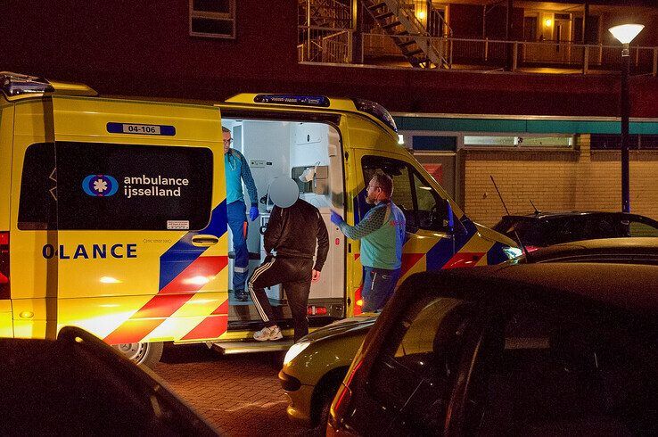 De 30-jarige man uit Ommen is ter plekke behandeld aan zijn letsel. - Foto: Bob Koning