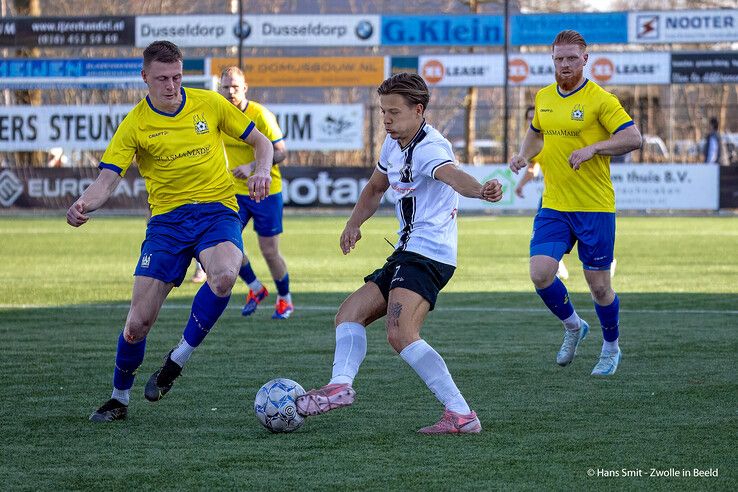 In beeld: Koploper Staphorst legt Berkum over de knie - Foto: Hans Smit