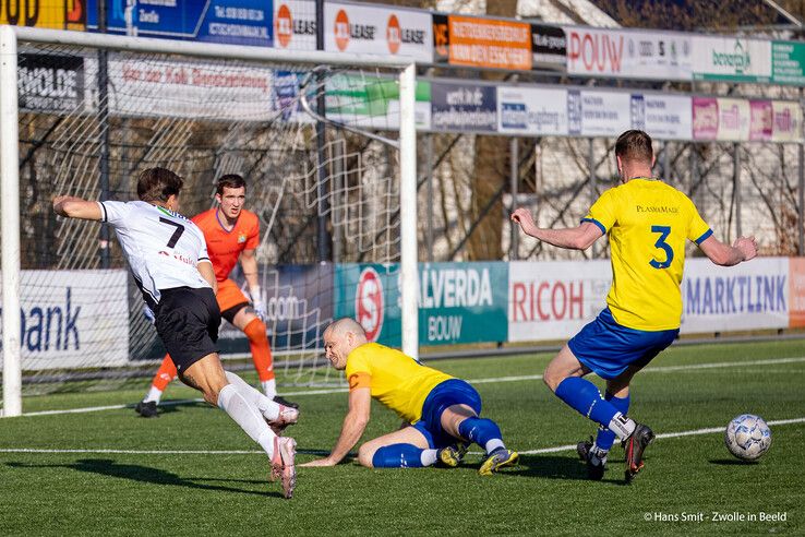 In beeld: Koploper Staphorst legt Berkum over de knie - Foto: Hans Smit