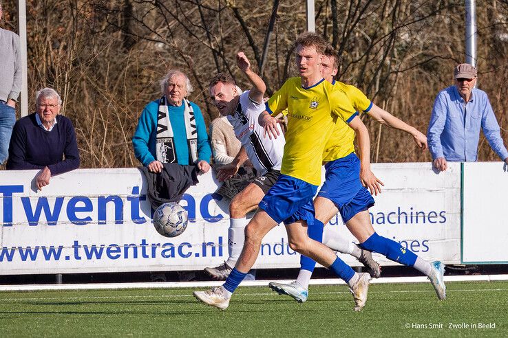 In beeld: Koploper Staphorst legt Berkum over de knie - Foto: Hans Smit