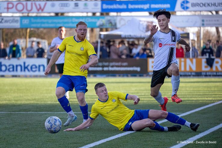 In beeld: Koploper Staphorst legt Berkum over de knie - Foto: Hans Smit