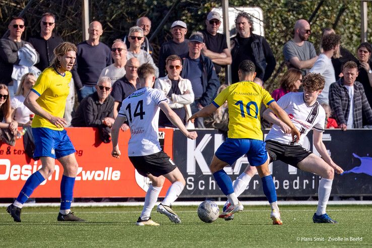 In beeld: Koploper Staphorst legt Berkum over de knie - Foto: Hans Smit