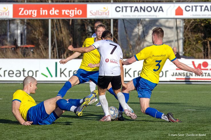 In beeld: Koploper Staphorst legt Berkum over de knie - Foto: Hans Smit