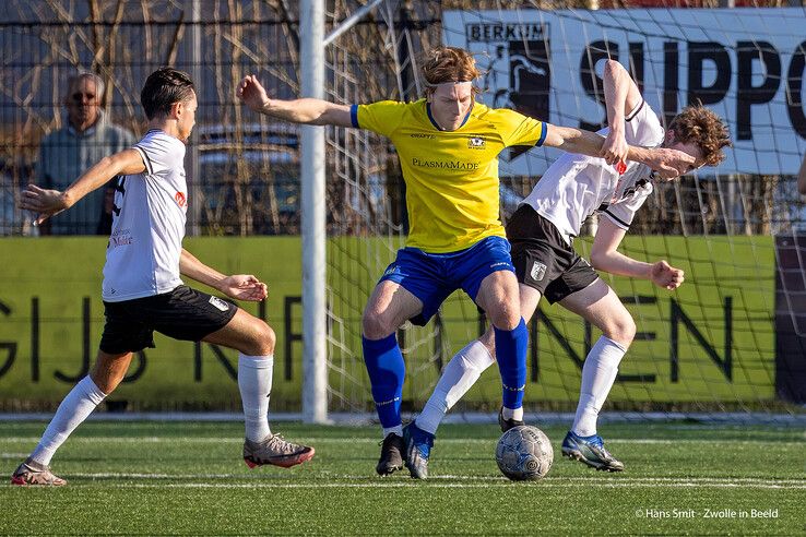 In beeld: Koploper Staphorst legt Berkum over de knie - Foto: Hans Smit