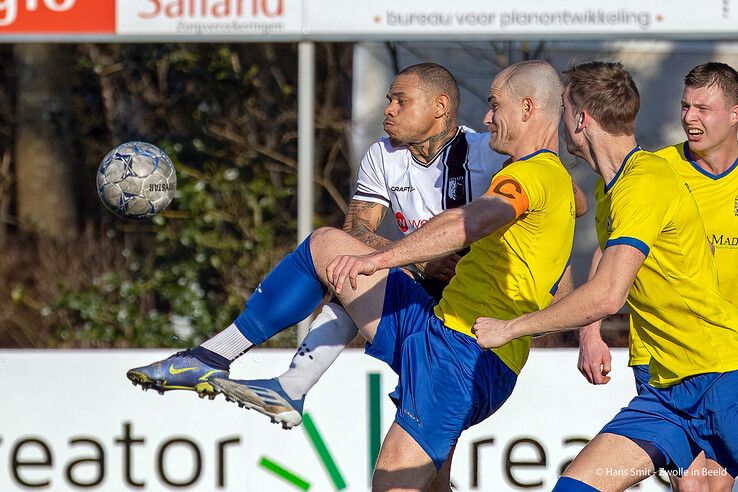 In beeld: Koploper Staphorst legt Berkum over de knie - Foto: Hans Smit