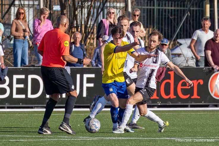 In beeld: Koploper Staphorst legt Berkum over de knie - Foto: Hans Smit