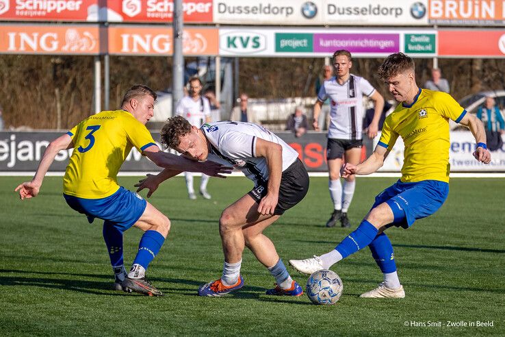 In beeld: Koploper Staphorst legt Berkum over de knie - Foto: Hans Smit