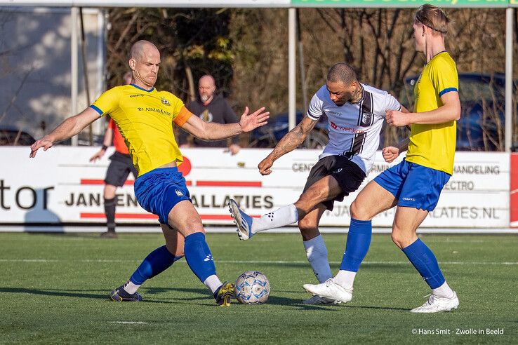 In beeld: Koploper Staphorst legt Berkum over de knie - Foto: Hans Smit