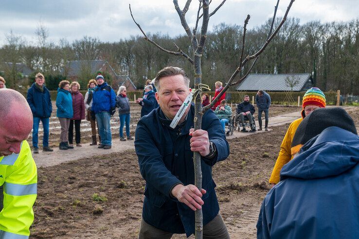 Zorgspectrum Het Zand krijgt fruitboomgaard op Boomfeestdag, buurtbewoners gaan onderhoud doen - Foto: Peter Denekamp