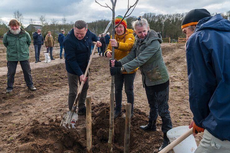 Zorgspectrum Het Zand krijgt fruitboomgaard op Boomfeestdag, buurtbewoners gaan onderhoud doen - Foto: Peter Denekamp