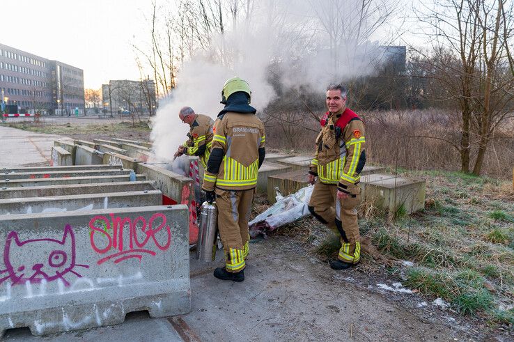 Brandweer blust ‘afvalbrandje’ op koude ochtend