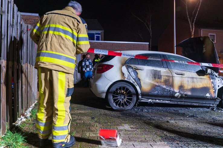 Auto gaat in vlammen op in Aa-landen - Foto: Peter Denekamp