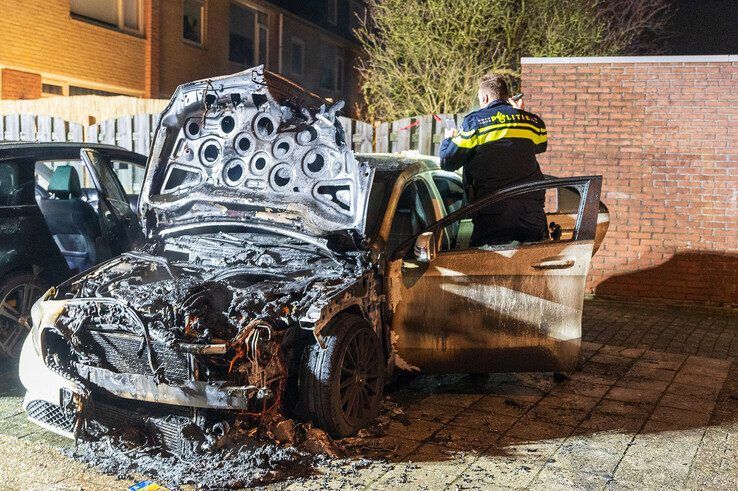 Het uitgebrande wrak op de parkeerplaats aan de Leie. - Foto: Peter Denekamp