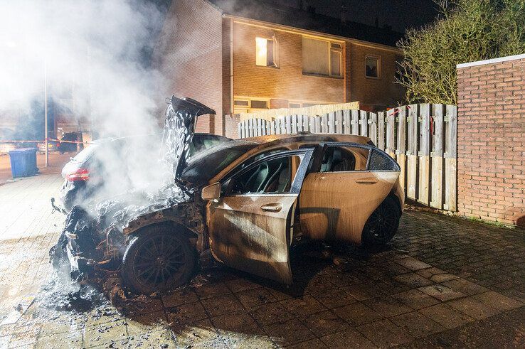 Auto gaat in vlammen op in Aa-landen - Foto: Peter Denekamp