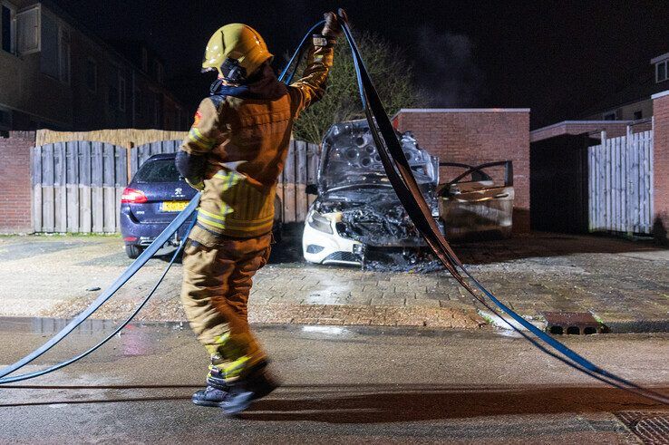 Auto gaat in vlammen op in Aa-landen - Foto: Peter Denekamp