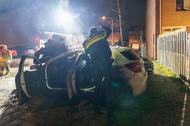 Auto gaat in vlammen op in Aa-landen - Foto: Peter Denekamp