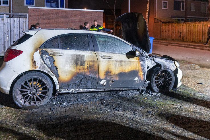 Auto gaat in vlammen op in Aa-landen - Foto: Peter Denekamp