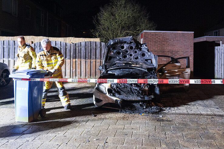 Auto gaat in vlammen op in Aa-landen - Foto: Peter Denekamp