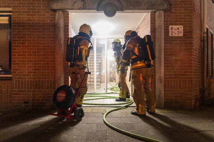 In beeld: Keukenbrand in appartementencomplex in Assendorp snel geblust - Foto: Peter Denekamp