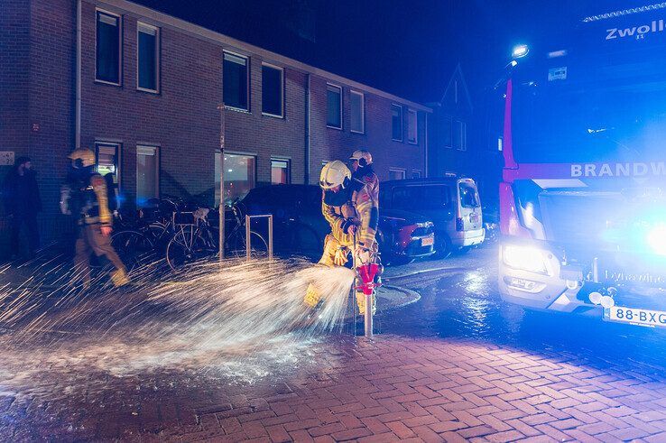 In beeld: Keukenbrand in appartementencomplex in Assendorp snel geblust - Foto: Peter Denekamp