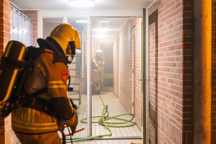 In beeld: Keukenbrand in appartementencomplex in Assendorp snel geblust - Foto: Peter Denekamp