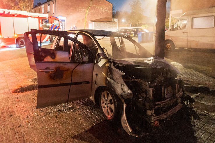 De uitgebrande auto op de Roelingsbeek. - Foto: Peter Denekamp