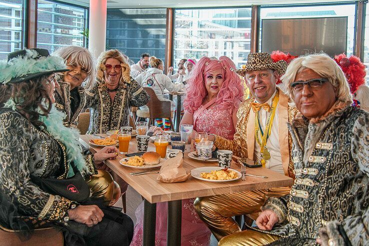 In beeld: Met een stevig carnavalsontbijt achter de kiezen verder feesten tijdens carnavalsconcert - Foto: Obbe Bakker