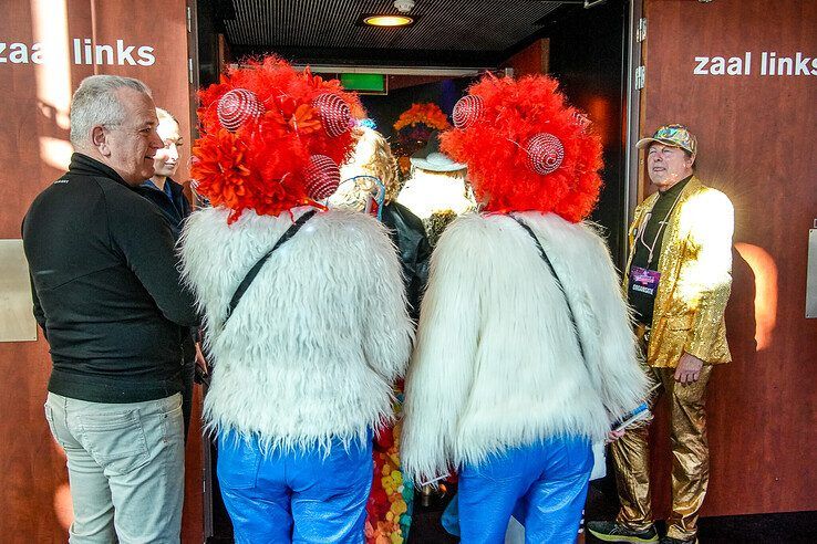 In beeld: Met een stevig carnavalsontbijt achter de kiezen verder feesten tijdens carnavalsconcert - Foto: Obbe Bakker