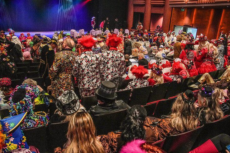 In beeld: Met een stevig carnavalsontbijt achter de kiezen verder feesten tijdens carnavalsconcert - Foto: Obbe Bakker