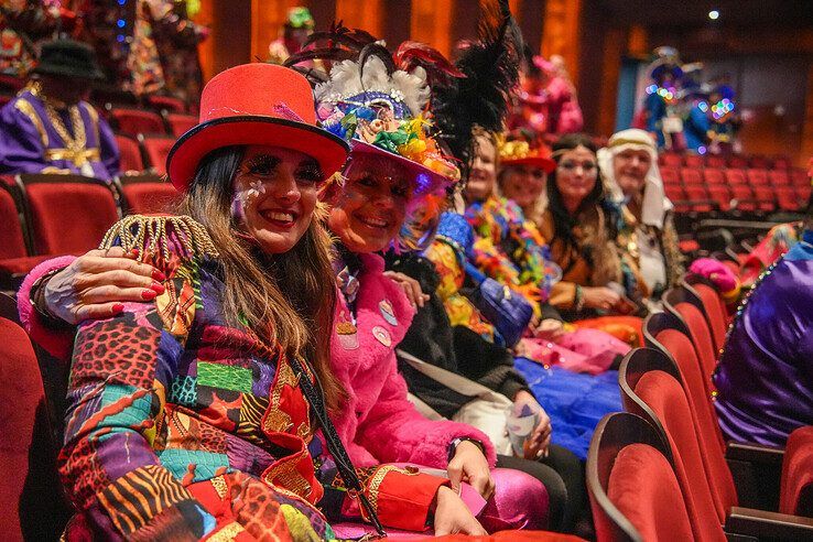 In beeld: Met een stevig carnavalsontbijt achter de kiezen verder feesten tijdens carnavalsconcert - Foto: Obbe Bakker