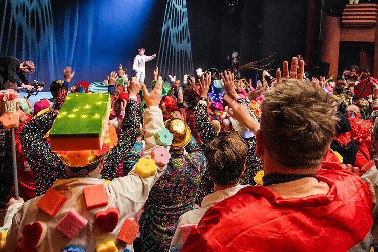 In beeld: Met een stevig carnavalsontbijt achter de kiezen verder feesten tijdens carnavalsconcert - Foto: Obbe Bakker