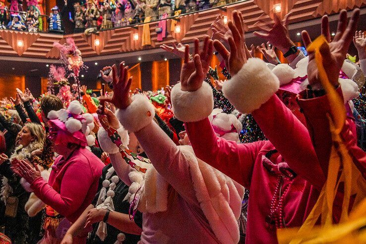 In beeld: Met een stevig carnavalsontbijt achter de kiezen verder feesten tijdens carnavalsconcert - Foto: Obbe Bakker