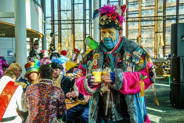 In beeld: Met een stevig carnavalsontbijt achter de kiezen verder feesten tijdens carnavalsconcert - Foto: Obbe Bakker