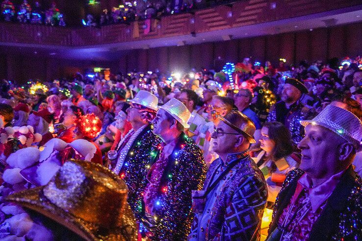 In beeld: Met een stevig carnavalsontbijt achter de kiezen verder feesten tijdens carnavalsconcert - Foto: Obbe Bakker