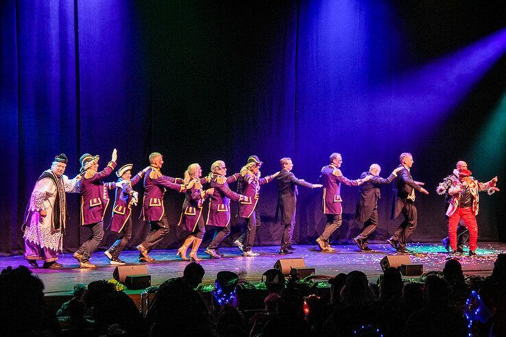 In beeld: Met een stevig carnavalsontbijt achter de kiezen verder feesten tijdens carnavalsconcert - Foto: Obbe Bakker