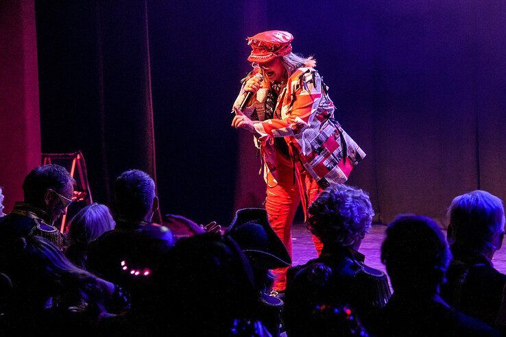 In beeld: Met een stevig carnavalsontbijt achter de kiezen verder feesten tijdens carnavalsconcert - Foto: Obbe Bakker