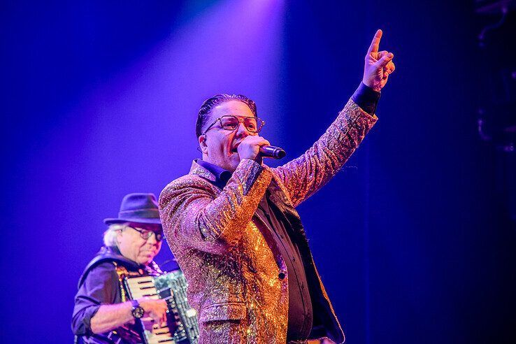 In beeld: Met een stevig carnavalsontbijt achter de kiezen verder feesten tijdens carnavalsconcert - Foto: Obbe Bakker