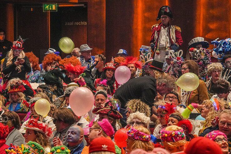 In beeld: Met een stevig carnavalsontbijt achter de kiezen verder feesten tijdens carnavalsconcert - Foto: Obbe Bakker