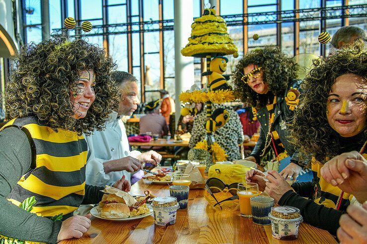 In beeld: Met een stevig carnavalsontbijt achter de kiezen verder feesten tijdens carnavalsconcert - Foto: Obbe Bakker