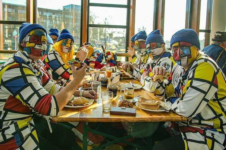 In beeld: Met een stevig carnavalsontbijt achter de kiezen verder feesten tijdens carnavalsconcert - Foto: Obbe Bakker