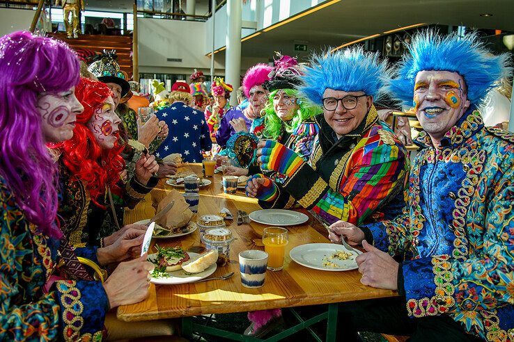 In beeld: Met een stevig carnavalsontbijt achter de kiezen verder feesten tijdens carnavalsconcert - Foto: Obbe Bakker