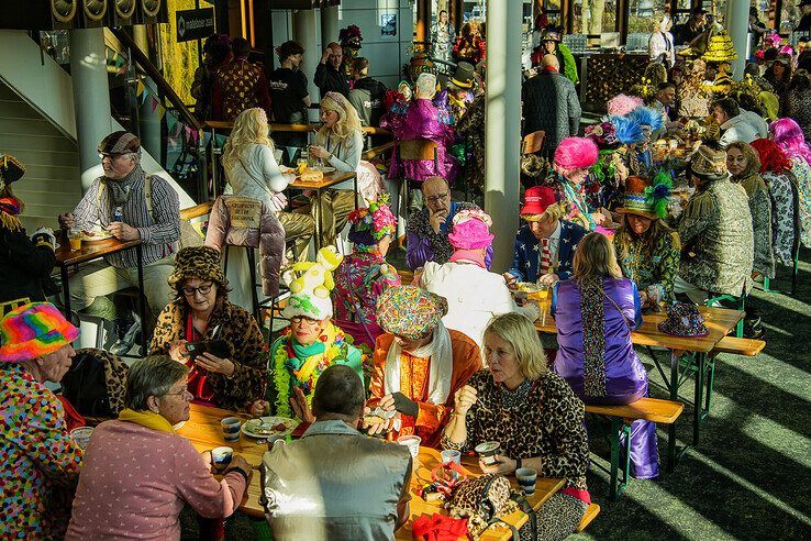 In beeld: Met een stevig carnavalsontbijt achter de kiezen verder feesten tijdens carnavalsconcert - Foto: Obbe Bakker