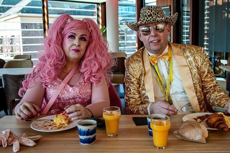 In beeld: Met een stevig carnavalsontbijt achter de kiezen verder feesten tijdens carnavalsconcert - Foto: Obbe Bakker