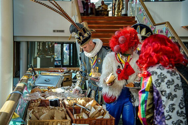 In beeld: Met een stevig carnavalsontbijt achter de kiezen verder feesten tijdens carnavalsconcert - Foto: Obbe Bakker