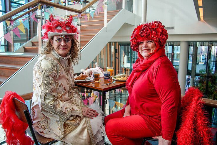 In beeld: Met een stevig carnavalsontbijt achter de kiezen verder feesten tijdens carnavalsconcert - Foto: Obbe Bakker