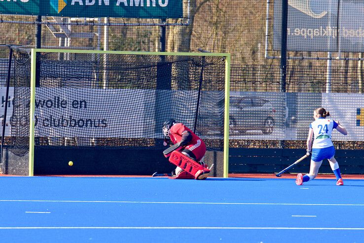 In beeld: Zwolse hockeyvrouwen spelen gelijk tegen Delta Venlo - Foto: Bob Koning